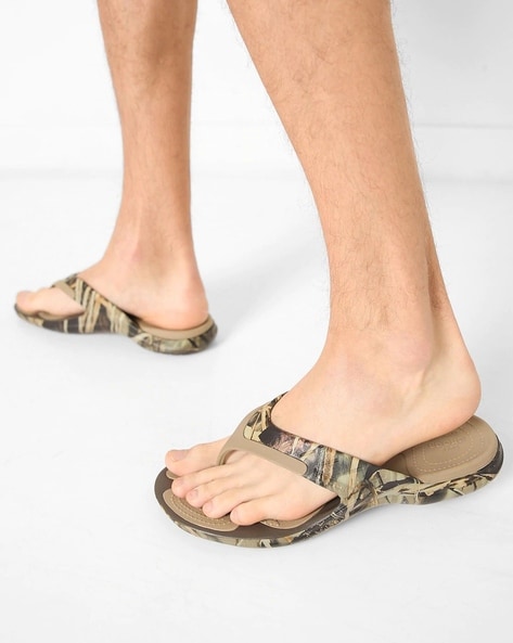 Mens camo cheap crocs flip flops