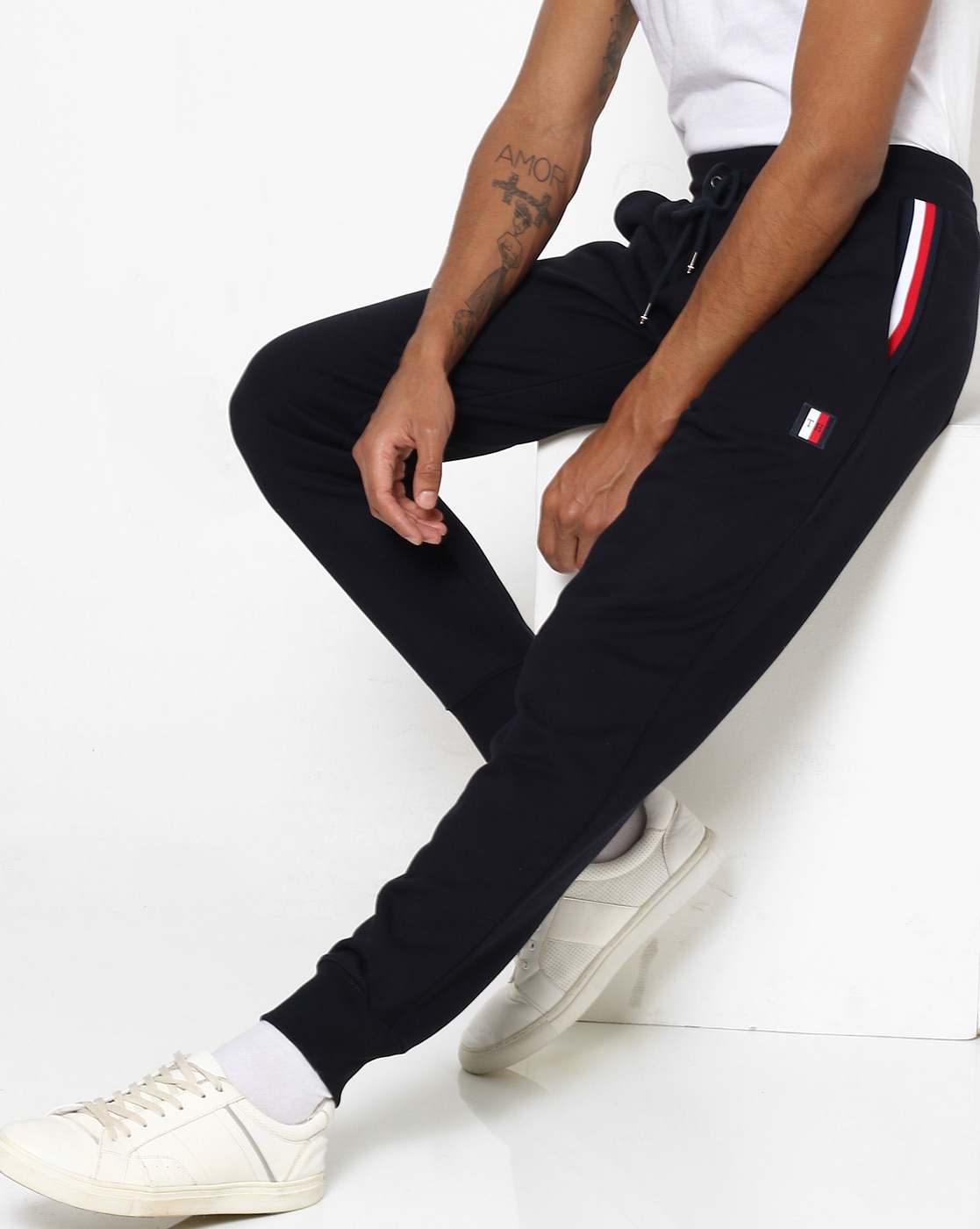 tommy hilfiger slim fit joggers