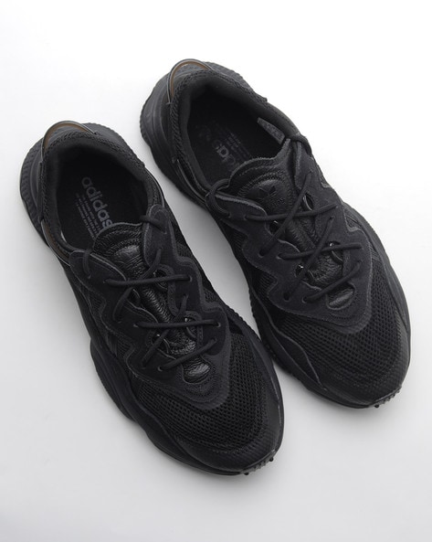 Ozweego store triple black