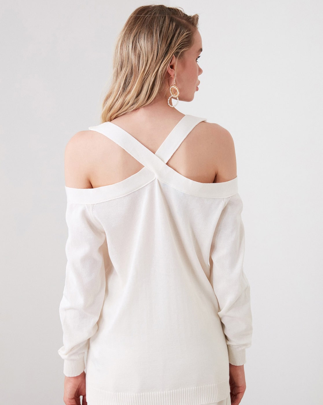 White cold 2024 shoulder sweater