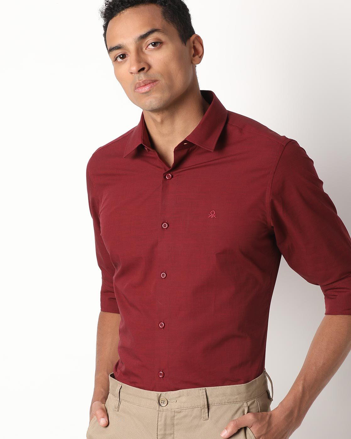 What Color Pants Goes With Maroon Shirt Men and Women