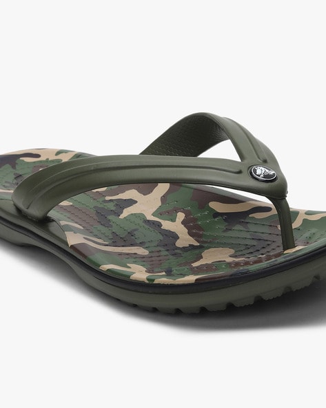 crocs camo flip flops men's