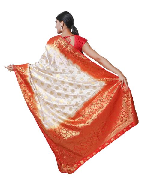 Bolly Durga Puja Special: True Essence Of The Bengali Traditional “Laal  Paar Shada” Sari - Boldsky.com