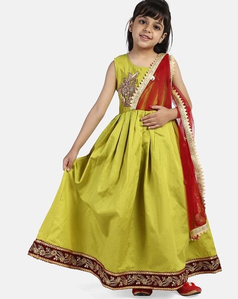 Hanging the dupatta on the side | Stylish dress designs, Indian designer  wear, Indian designer outfits