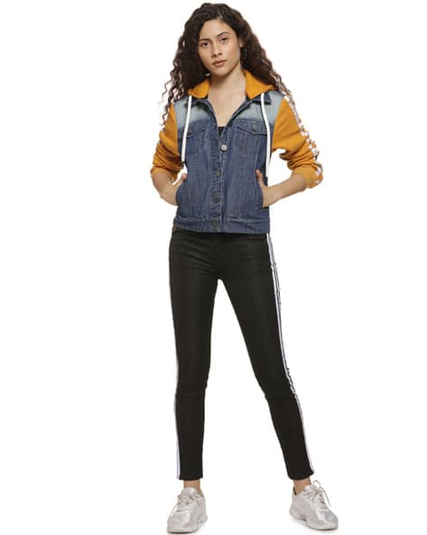 jean jacket with moletom com capuz sleeves