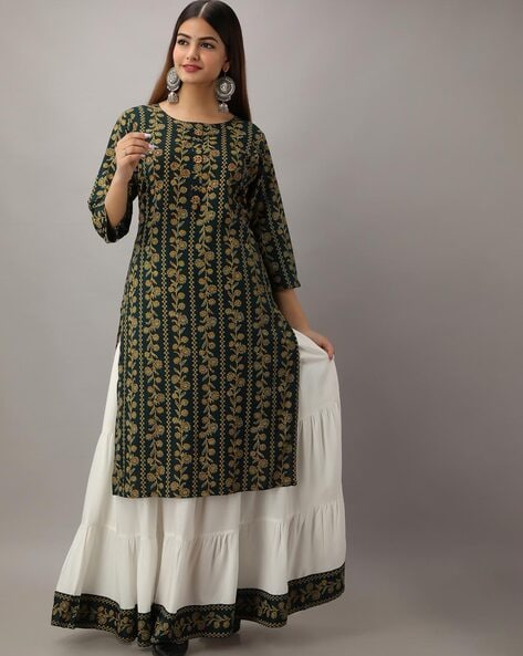 Presenting this Contemporary Emerald green Benaras Lehanga skirt that could  be paired with a choli or
