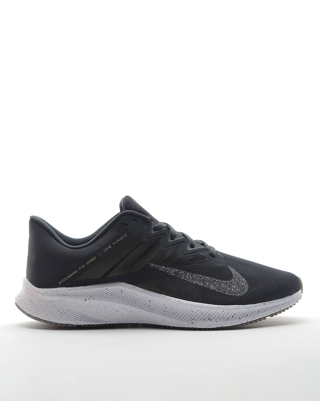 nike running quest 3 trainers in black