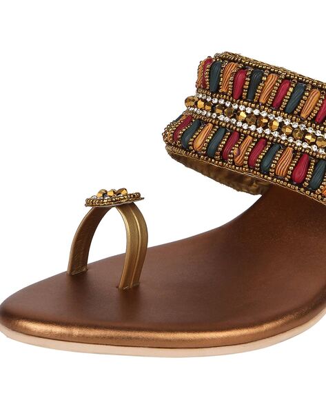 Details 159+ footwear on nauvari saree latest