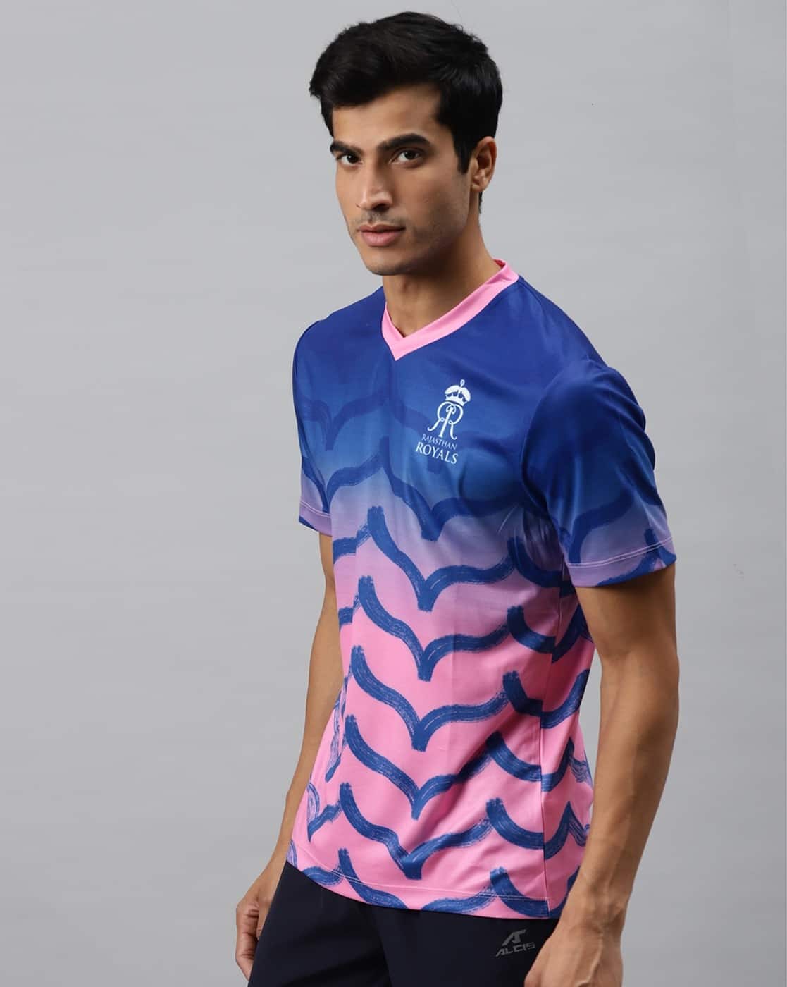 Printed Slim Fit V-neck T-shirt