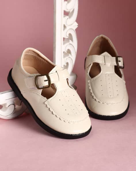 Flat Shoes with Buckle Closure