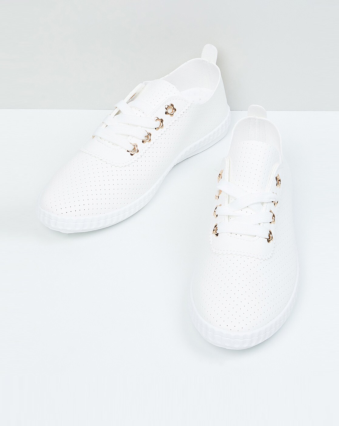 Max store white shoes