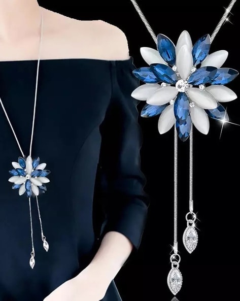 Necklace with flower pendant, blue