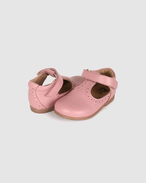 Infant girl best sale first walking shoes