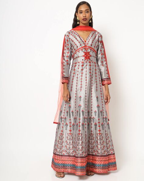 grey dress with red dupatta