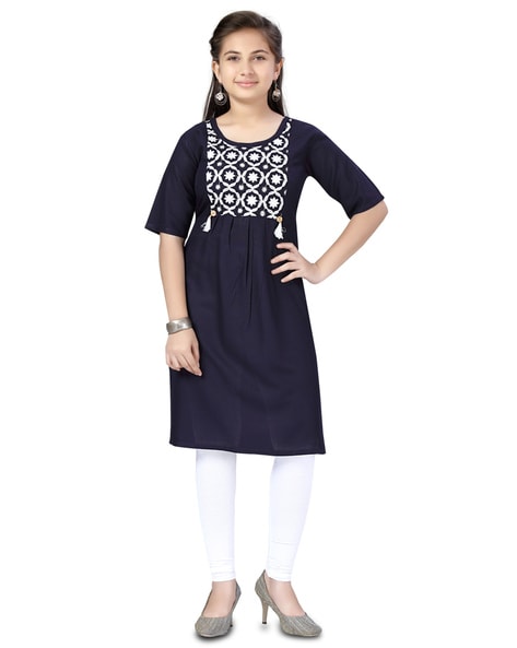 Buy online Ada Women's Hand Embroidered Peach Cotton Lucknowi Chikankari  Straight Kurti from Kurta Kurtis for Women by Ada for ₹1490 at 12% off |  2024 Limeroad.com