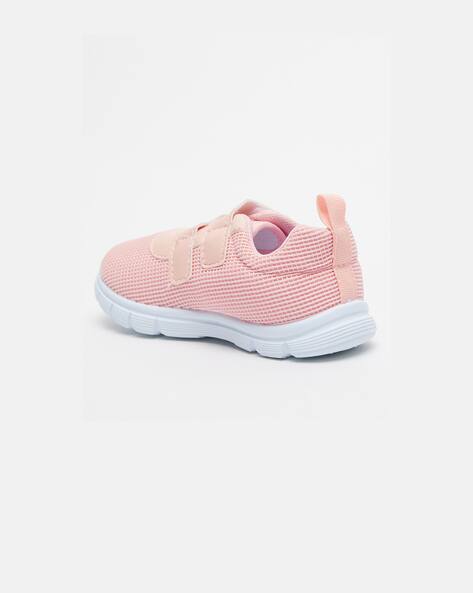 walking shoes with velcro fastening