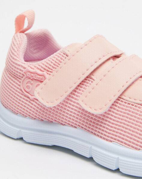 walking shoes with velcro fastening