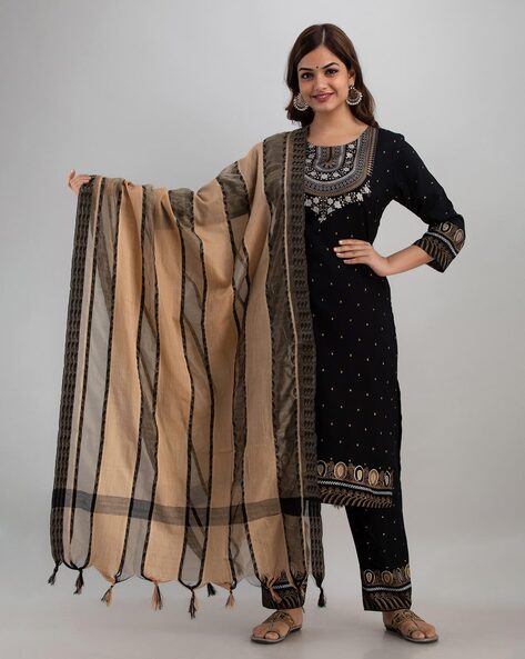 black suit ke sath dupatta