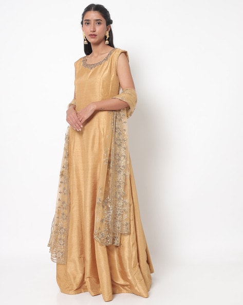 Amazing gold wedding dress with maroon dupatta | Pakistani bridal dresses,  Bridal dress fashion, Bridal dresses pakistan