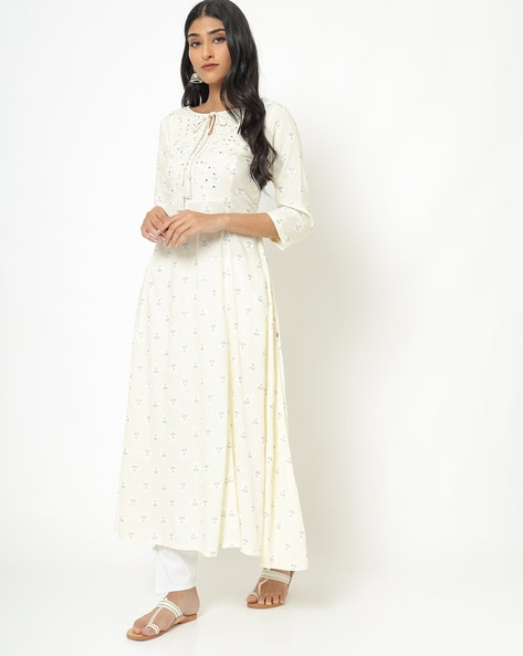 Reliance Trends - Official - Dazzle everyone this Eid with grace and  elegance. Choose from our range of exquisite kurtas and stylish bottomwear  to be the centre of attention wherever you go.