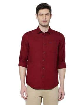 maroon colour shirt and black pant