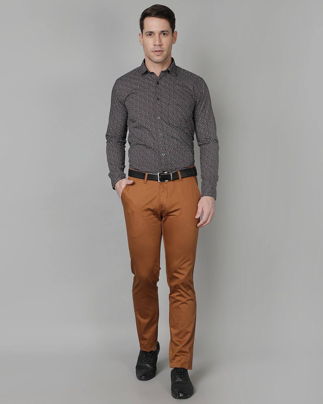 Is it okay to wear a black shirt with khaki pants? - Quora