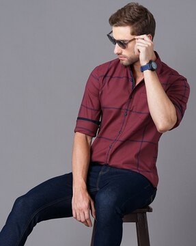 blue jeans maroon shirt