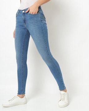 levi's mid wash jeans