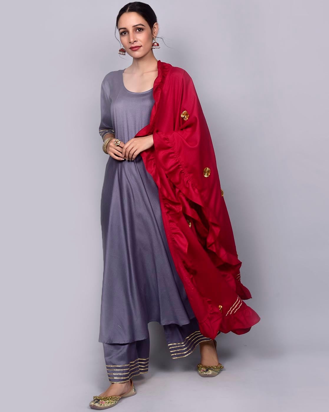 grey dress with red dupatta