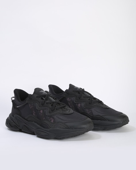 Ozweego store all black