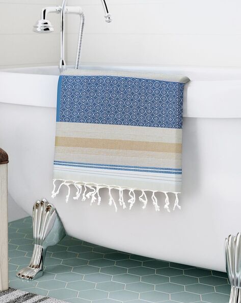 Geometric print bath outlet towels