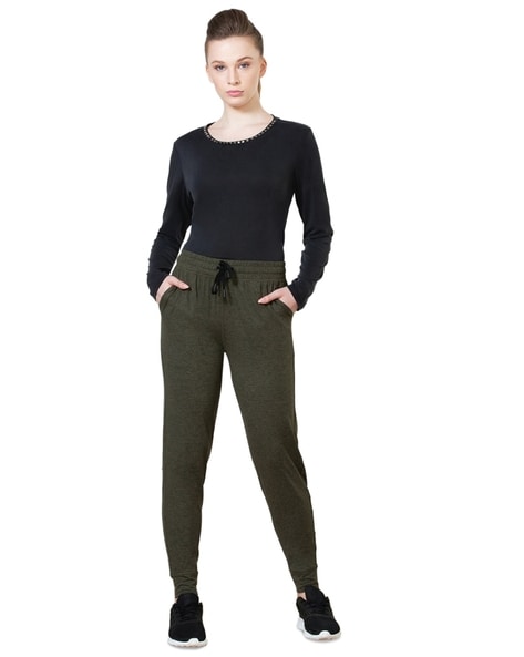 15 Olive Green Pant Outfit Ideas For Women (Comfy & Stylish) | Olive green  pants outfit, Green pants outfit, Green joggers outfit