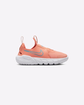 nike round toe trainers