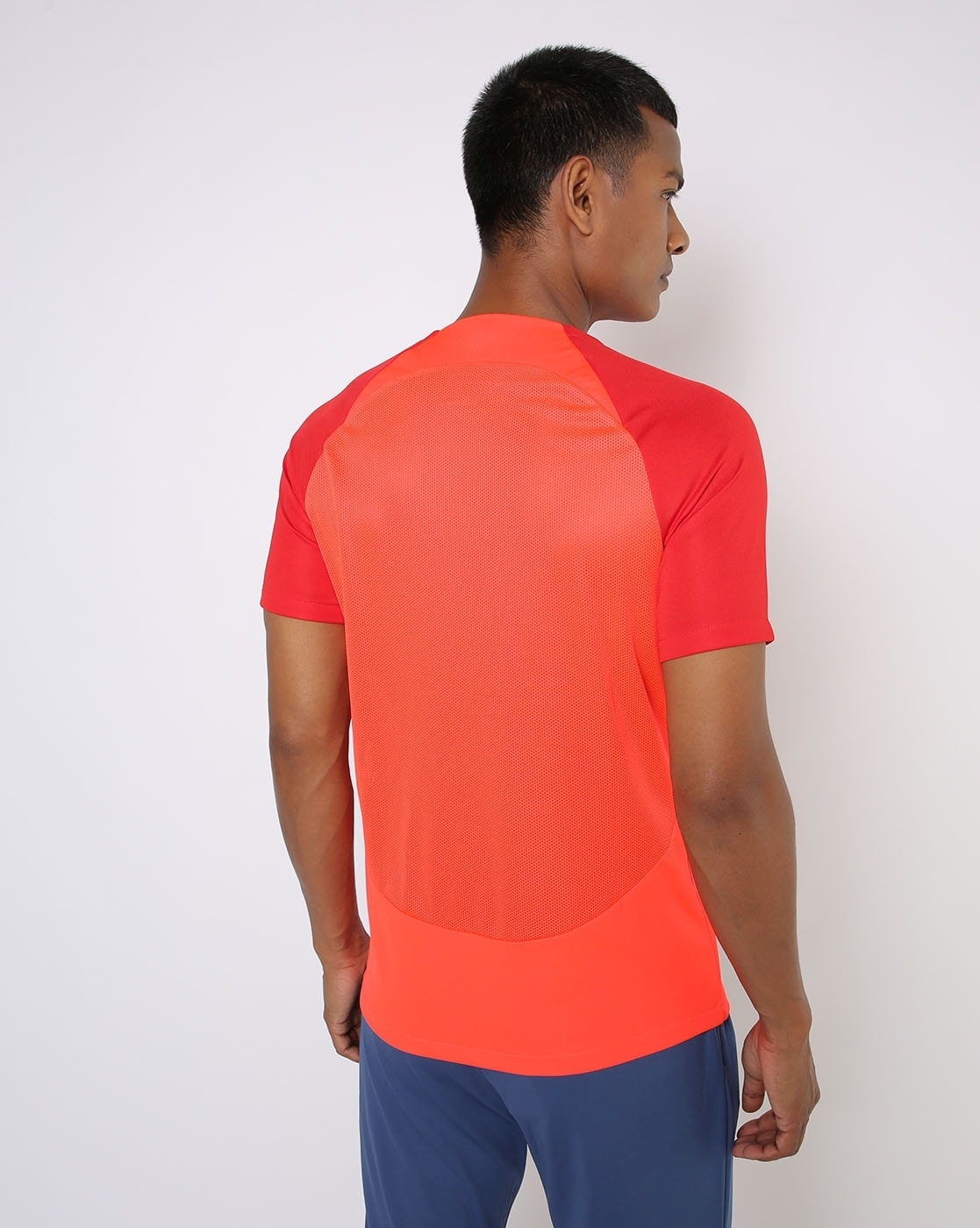 Nike – Club – Vit t-shirt med orange logga