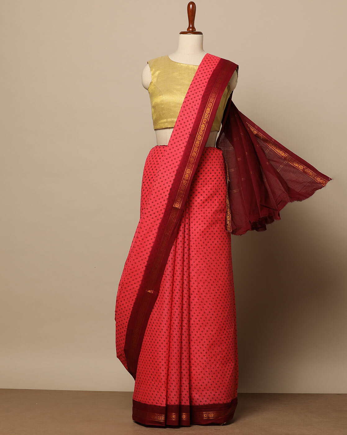 Shop Trendy Sungudi Sarees to Stay Fashionable