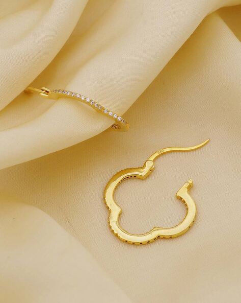 Perlée clovers hoop earrings 18K white gold, Diamond - Van Cleef & Arpels
