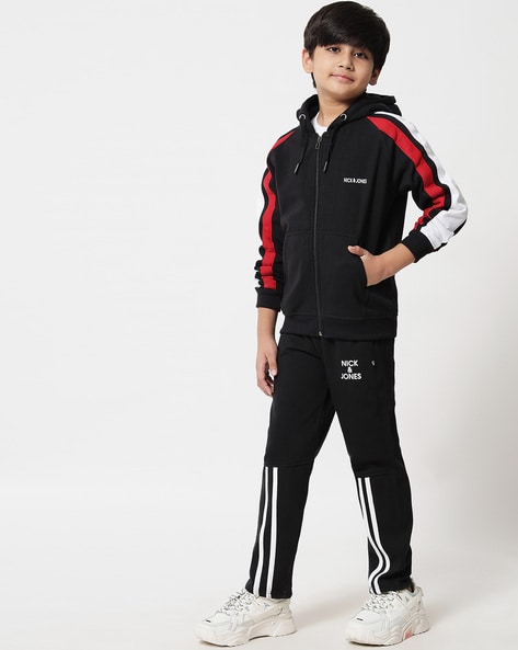 Why Tracksuits Are Important For Sports In Pakistan - WINGS