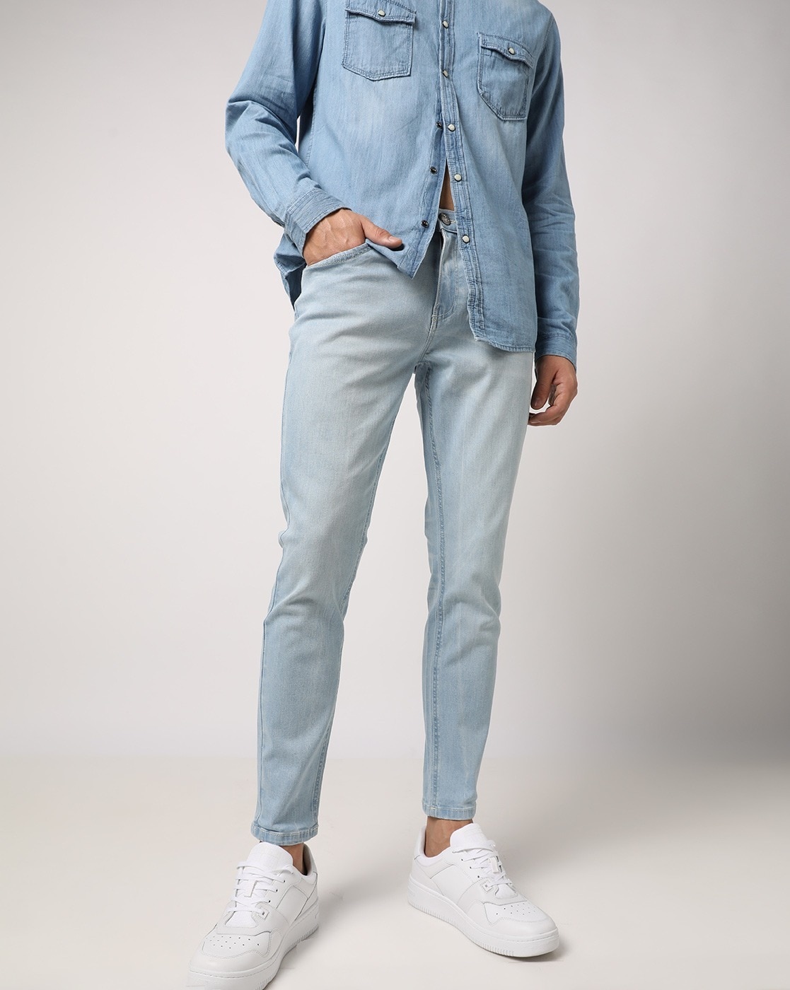 Light blue jeans white on sale sneakers