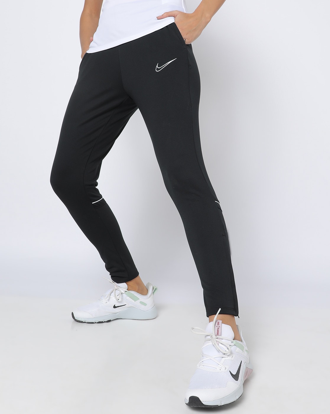 8 Best Running Pants & Tights for Winter Running [2022 Edition]