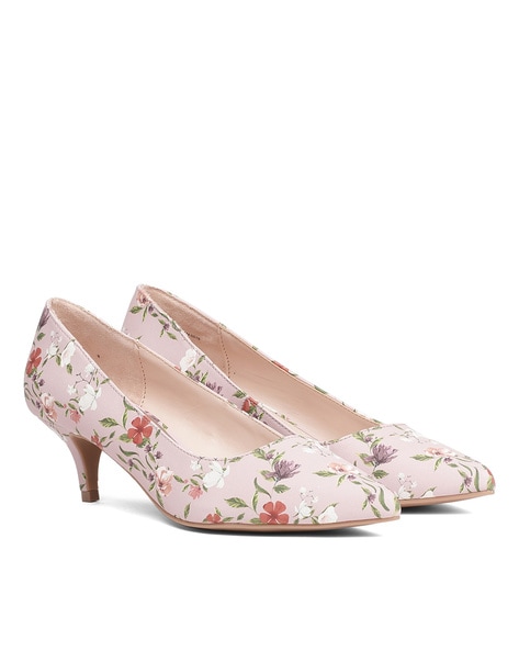 Premium Photo | Women's shoes with heels decorated with patterns and flowers  Generative AI