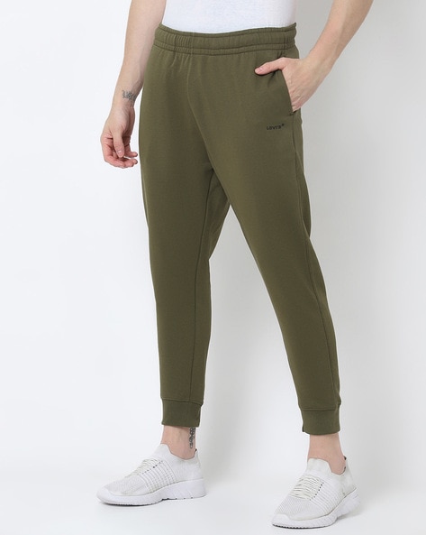 Levi's chino jogger in tan with pockets