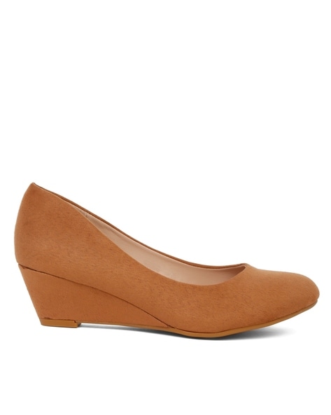 Round toe wedge pumps on sale