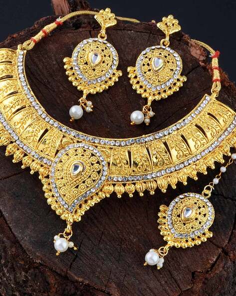 Gold necklace with maang on sale tikka