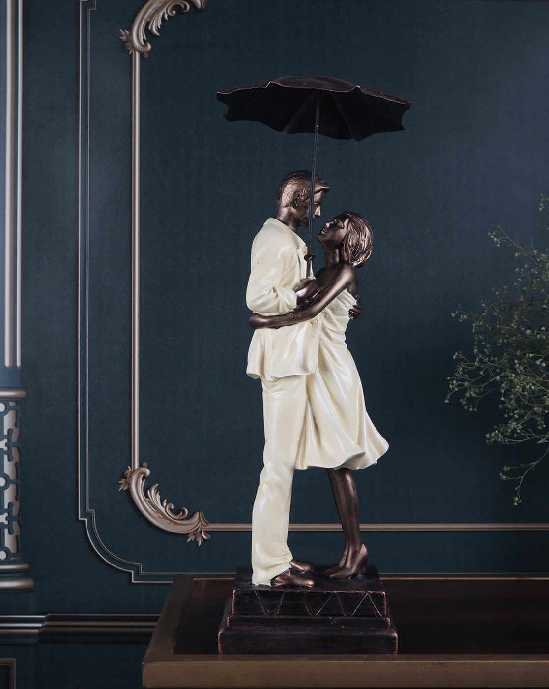 Romantic Love Couple Statue With Umbrella Figurine Decoration