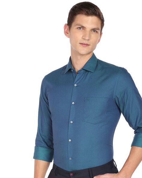 Men Textured Slim Fit Shirt with Patch Pocket