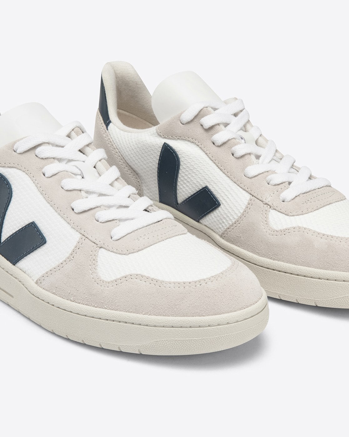 Veja v 10 black best sale and white