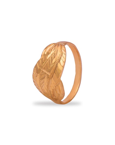 An Elegant Shell Craft Gold Ring