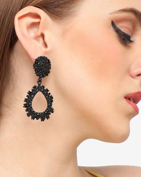 The little black dress in combination with diamond earrings - BAUNAT