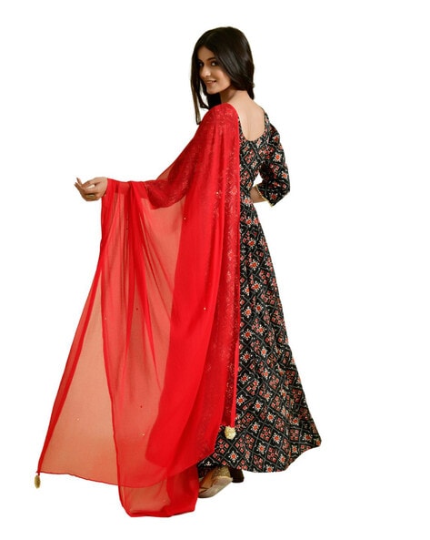 Full black dress with red outlet dupatta