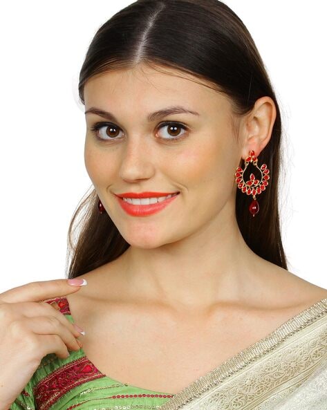 Close up of an Indian Bengali teenage girl wearing pink saree and red  blouse with golden color earrings, bangles and dark hair holding sari over  head Stock Photo - Alamy